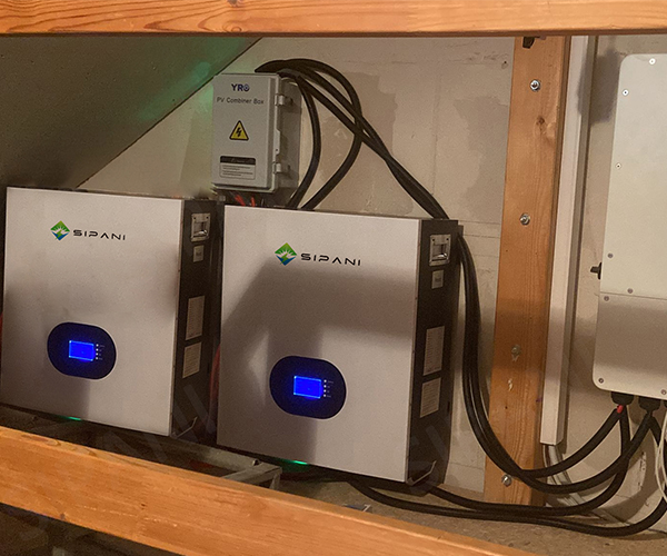 Un cliente alemán instala con éxito dos baterías Power Wall de 10 kWh y un inversor híbrido trifásico DeYe de 10 kW para proporcionar energía a su familia