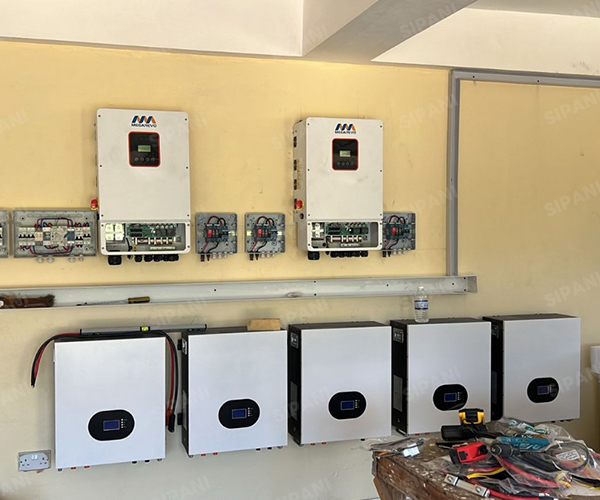 Solución jamaicana de almacenamiento de energía en el hogar: las baterías Lifepo4 montadas en la pared de 50 kWh crean una vida energética inteligente