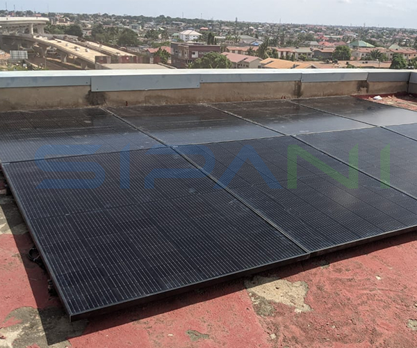 Sistema de energía solar en África con batería Powerwall de 10kWh, inversor de 5kW y paneles solares de 3200W